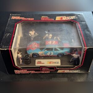 Richard Petty #43 Racing Champions 1:24 Scale Die Cast STP Pit Stop Show Case B1